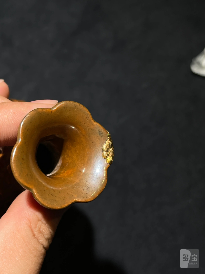 清乾隆 紫金釉模印瓜瓞连绵纹花口瓶 - 图7